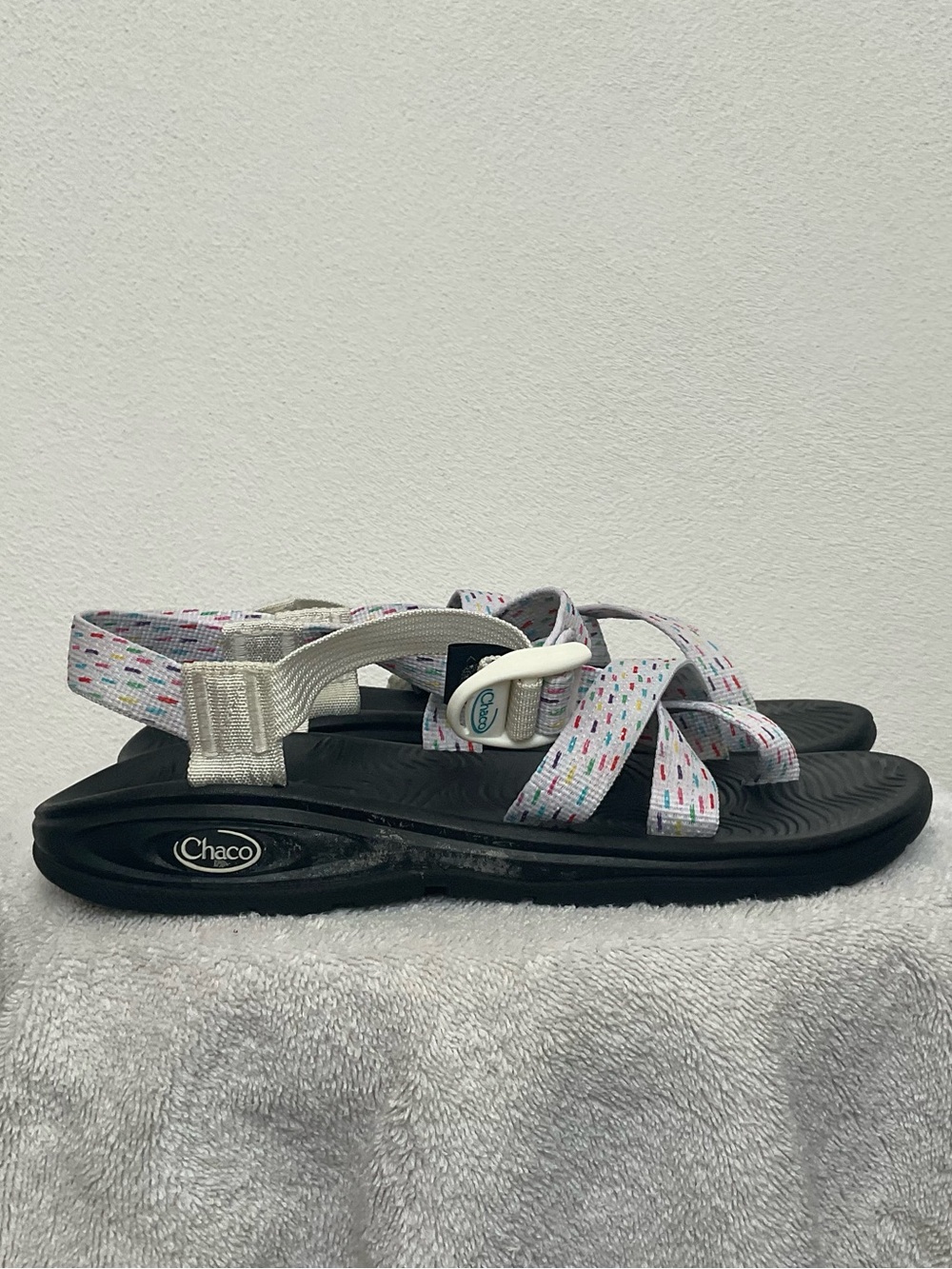 Chaco Zvolv Women's Adjustable Toe Strap Sandals White Sprinkle Print Size 9